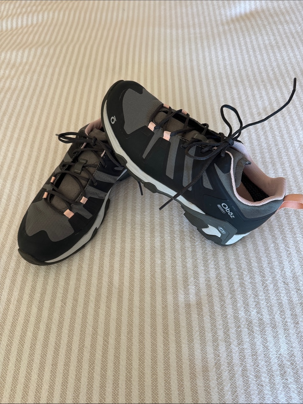 Women’s Oboz Gray w/ Pink Trim Athletic Hikers- Lightweight-Great Tread